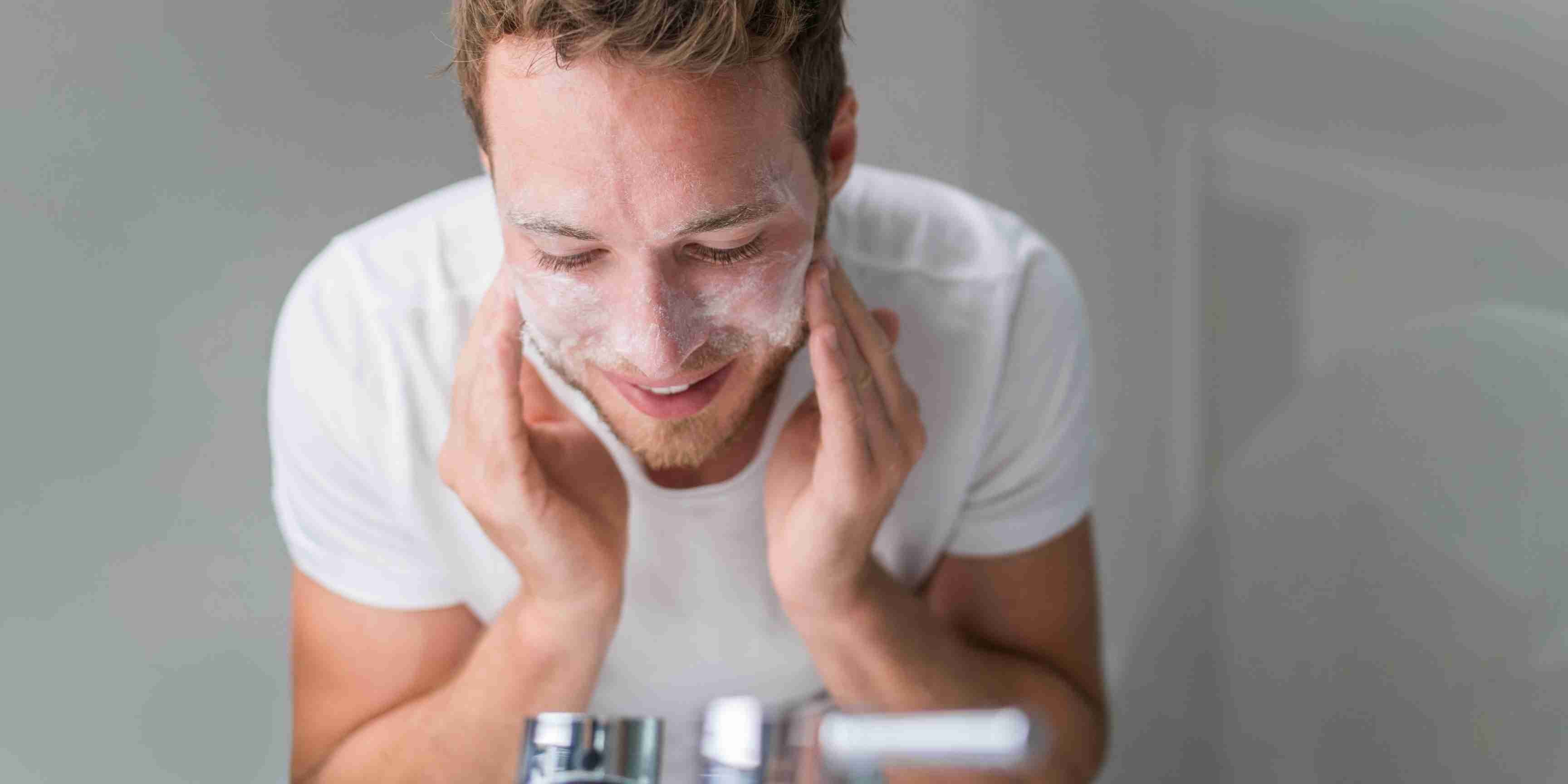6 aspectos que debe cumplir un buen limpiador facial para hombre